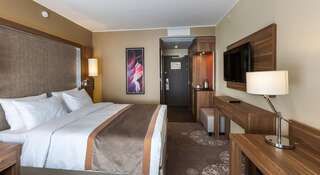 Гостиница DoubleTree by Hilton Hotel Tyumen Тюмень Номер с кроватью размера "king-size"-1
