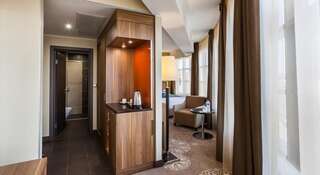 Гостиница DoubleTree by Hilton Hotel Tyumen Тюмень Люкс с кроватью размера "king-size"-3