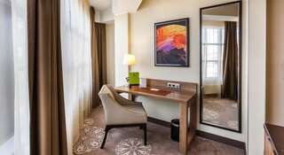 Гостиница DoubleTree by Hilton Hotel Tyumen Тюмень Представительский люкс с кроватью размера "king-size"-2