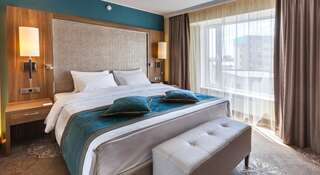 Гостиница DoubleTree by Hilton Hotel Tyumen Тюмень Представительский номер с кроватью размера "king-size"-4