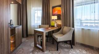 Гостиница DoubleTree by Hilton Hotel Tyumen Тюмень Представительский номер с кроватью размера "king-size" и видом на город-3