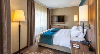 Гостиница DoubleTree by Hilton Hotel Tyumen Тюмень Номер Делюкс с кроватью размера "king-size"-3