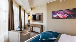 Гостиница DoubleTree by Hilton Hotel Tyumen Тюмень Люкс с кроватью размера "king-size"-1
