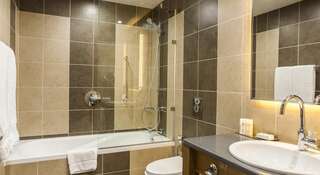 Гостиница DoubleTree by Hilton Hotel Tyumen Тюмень Номер с кроватью размера «king-size» - Подходит для гостей с ограниченными физическими возможностями-3