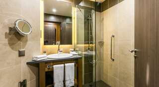 Гостиница DoubleTree by Hilton Hotel Tyumen Тюмень Улучшенный номер с кроватью размера "king-size"-2