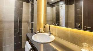 Гостиница DoubleTree by Hilton Hotel Tyumen Тюмень Люкс с кроватью размера "king-size"-4