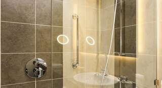 Гостиница DoubleTree by Hilton Hotel Tyumen Тюмень Номер Делюкс с кроватью размера "king-size"-4